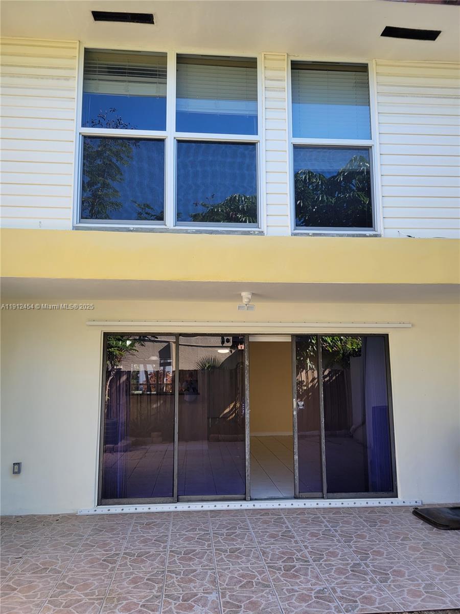 HOLLYWOOD GARDENS CONDOMI - Residential Lease