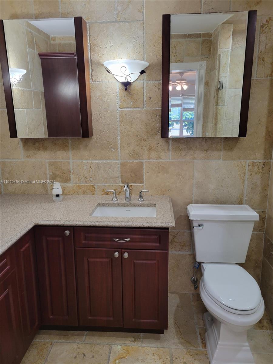 HOLLYWOOD GARDENS CONDOMI - Residential Lease