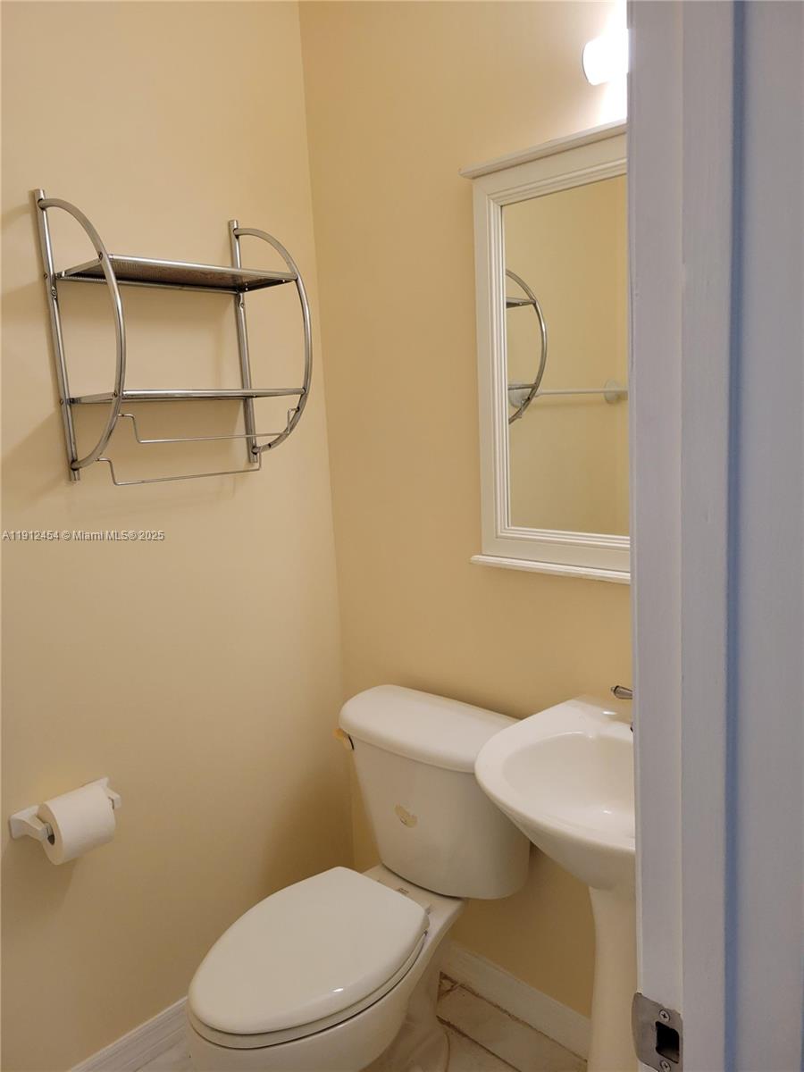 HOLLYWOOD GARDENS CONDOMI - Residential Lease