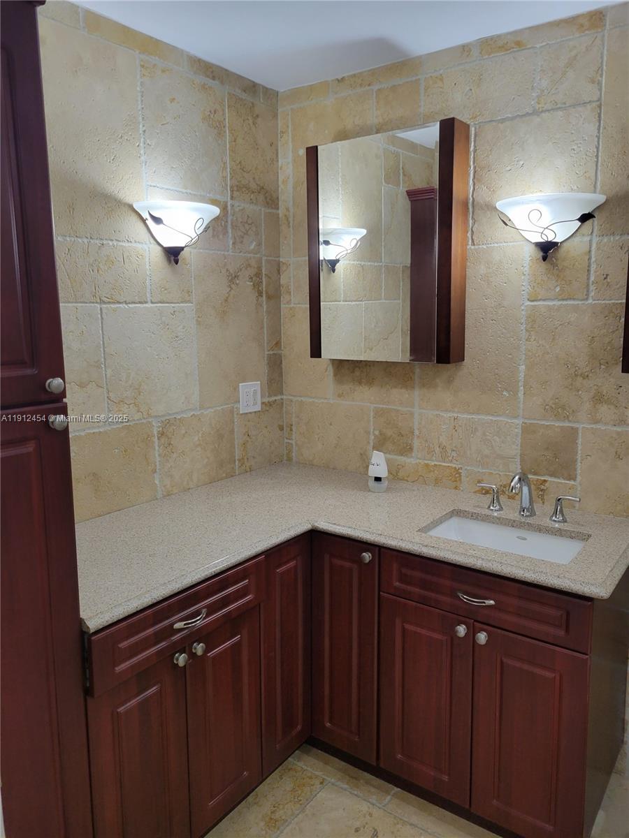 HOLLYWOOD GARDENS CONDOMI - Residential Lease