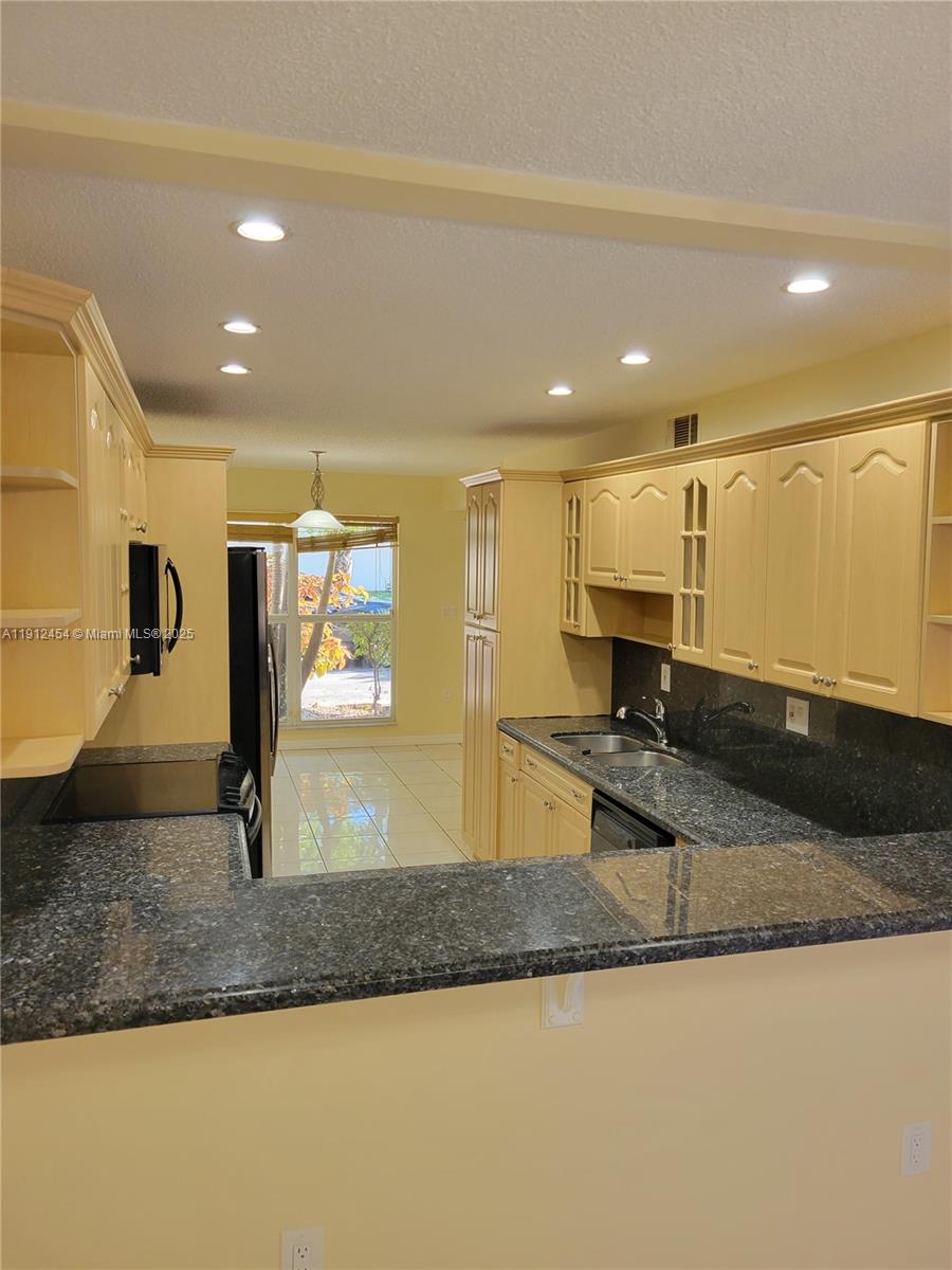 HOLLYWOOD GARDENS CONDOMI - Residential Lease