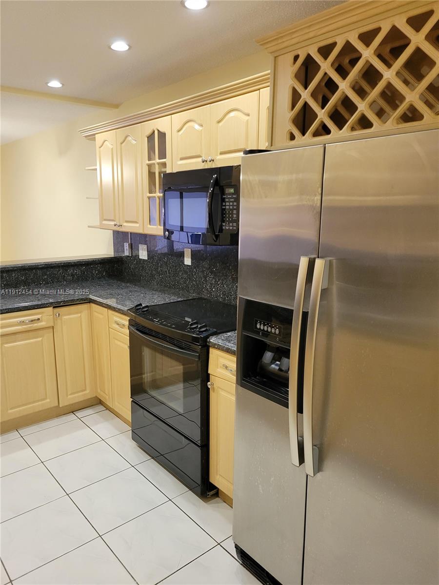 HOLLYWOOD GARDENS CONDOMI - Residential Lease