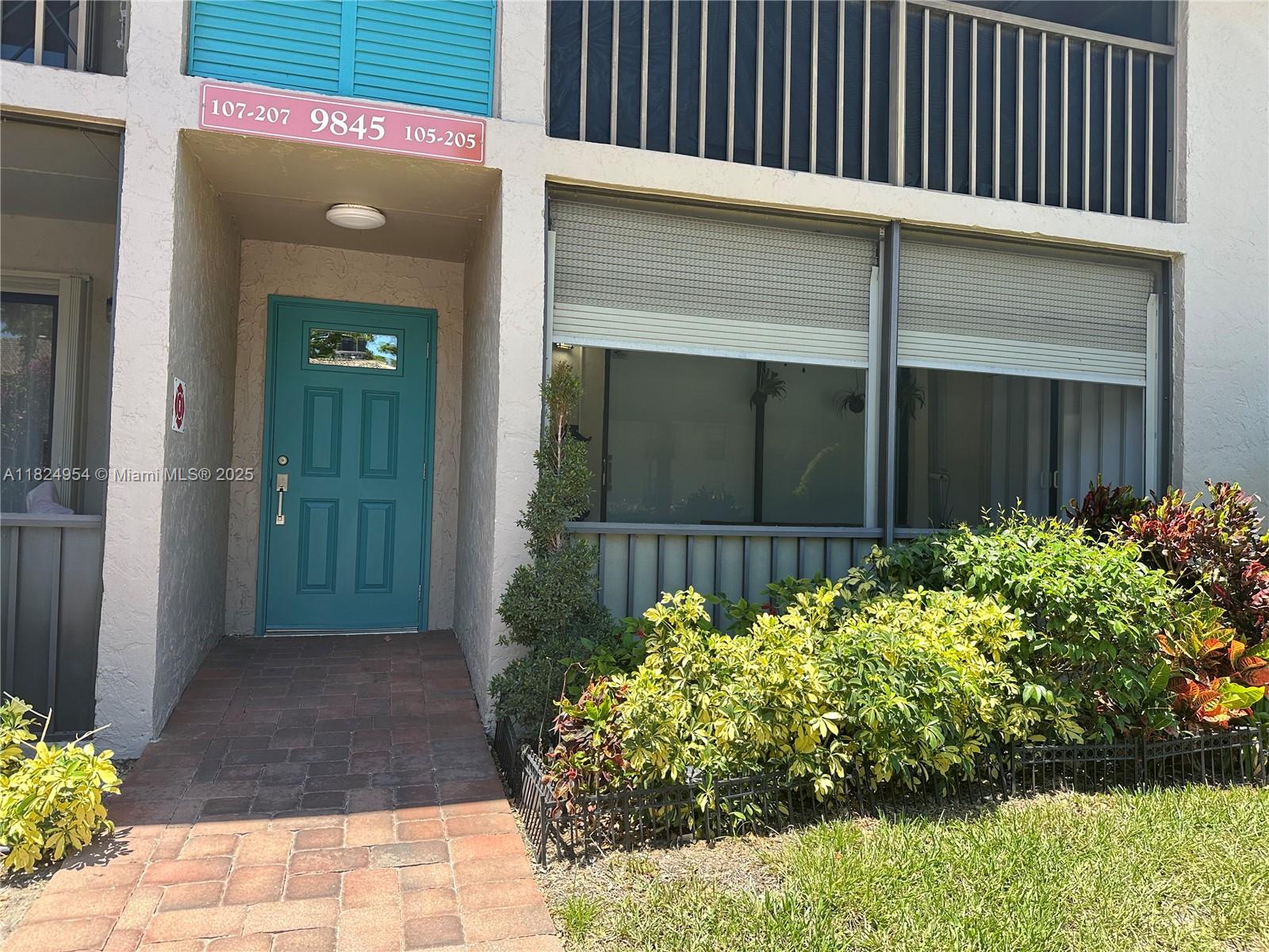 Don’t miss this exceptional opportunity to lease a beautifully condo in Bent Tree Gardens West community, located in the heart of Boynton Beach. This spacious 2-bedroom, 2-bathroom ground-floor unit offers the perfect blend of style, comfort, and convenience.
Step inside and you’ll immediately notice the high-end finishes throughout, from the elegant flooring (no carpet!) to the sleek, modern fixtures. The kitchen is fully equipped with stainless steel appliances, updated cabinetry, and gorgeous countertops—ideal for cooking and entertaining.
The open-concept layout flows seamlessly into the bright living and dining areas, fully furnished with tasteful, modern decor. Step out onto the screened-in balcony for a quiet moment or morning coffee overlooking lush landscaping.