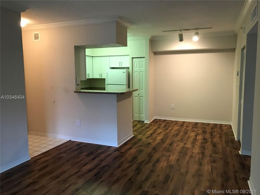 GREAT APARTMENT! 1/1 CONDO IN THE MARQUESA RESORT STYLE. WASHER/DRYER INSIDE UNIT, FRESHLY PAINTED AND BRAND NEW VYNIL FLOORING, VERY COOL, CLUBHOUSE. AMENITIES: GREAT POOL, FULLY GYM, RACQUETBALL COURT, BBQ AREA, CHILDREN PLAYGROUND. READY TO MOVE IN. LOCATED IN FRONT OF THE PEMBROKE LAKE MALL.