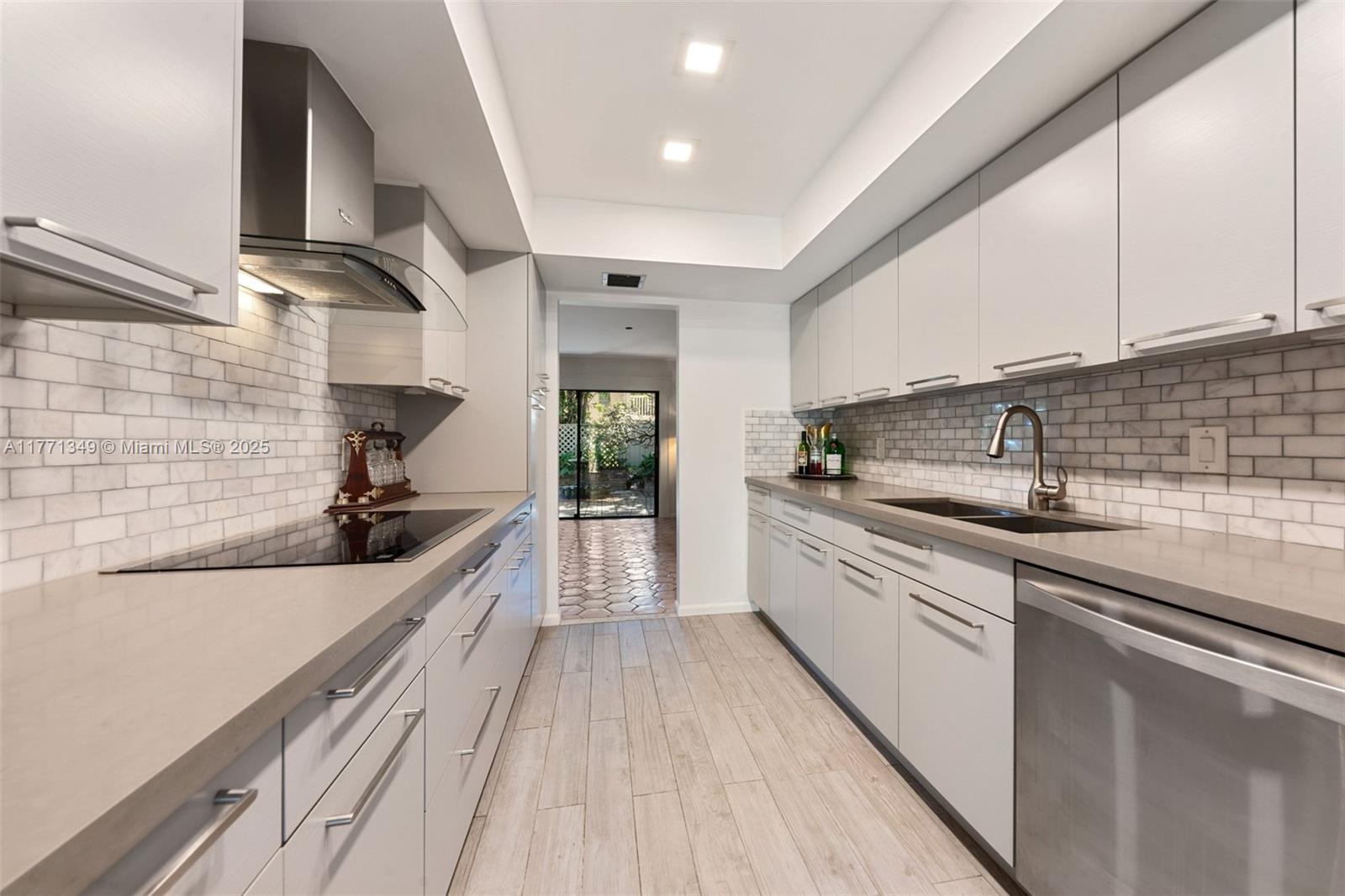 TOWNHOUSES OF EMERALD HIL - Residential