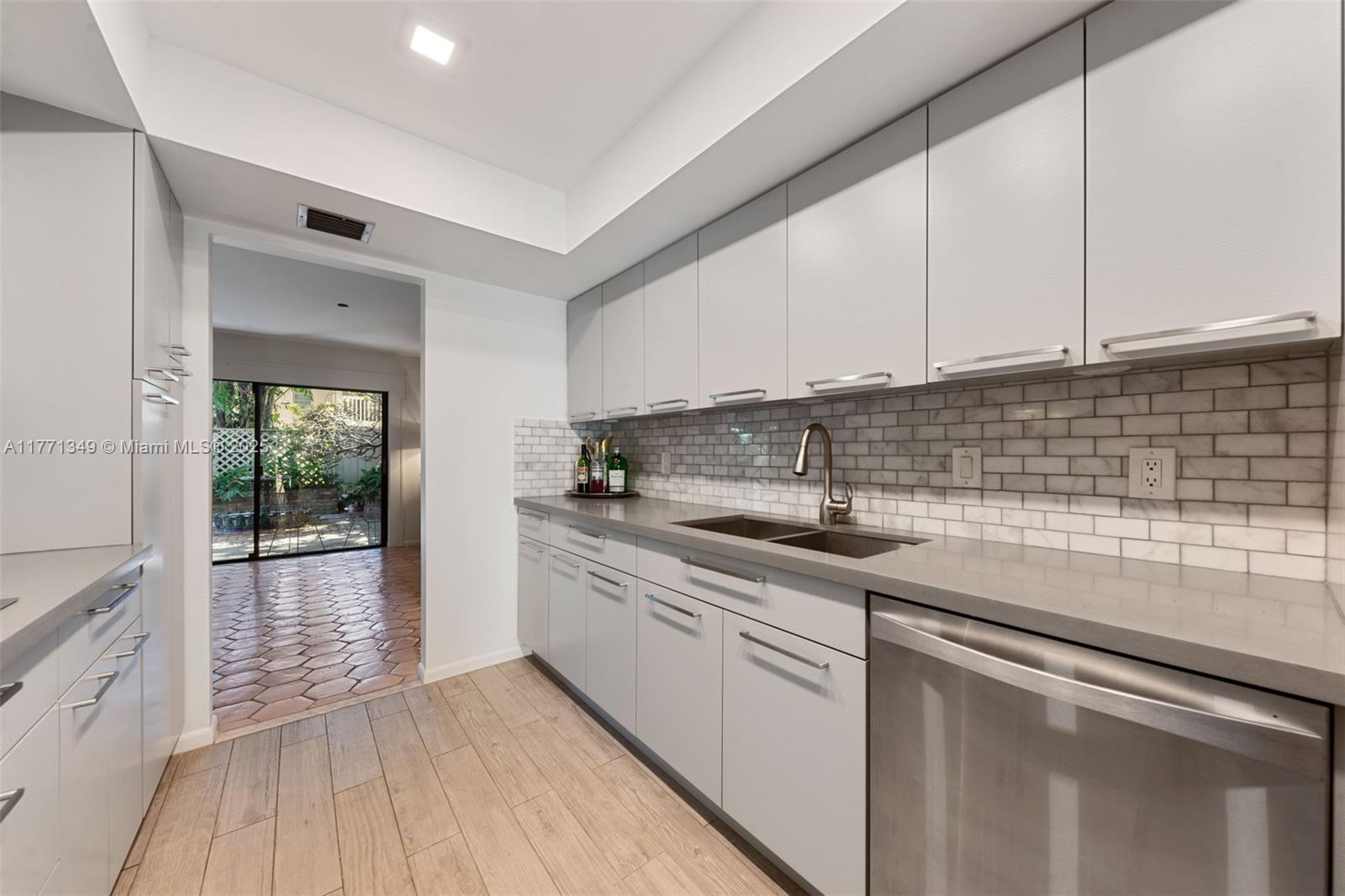 TOWNHOUSES OF EMERALD HIL - Residential