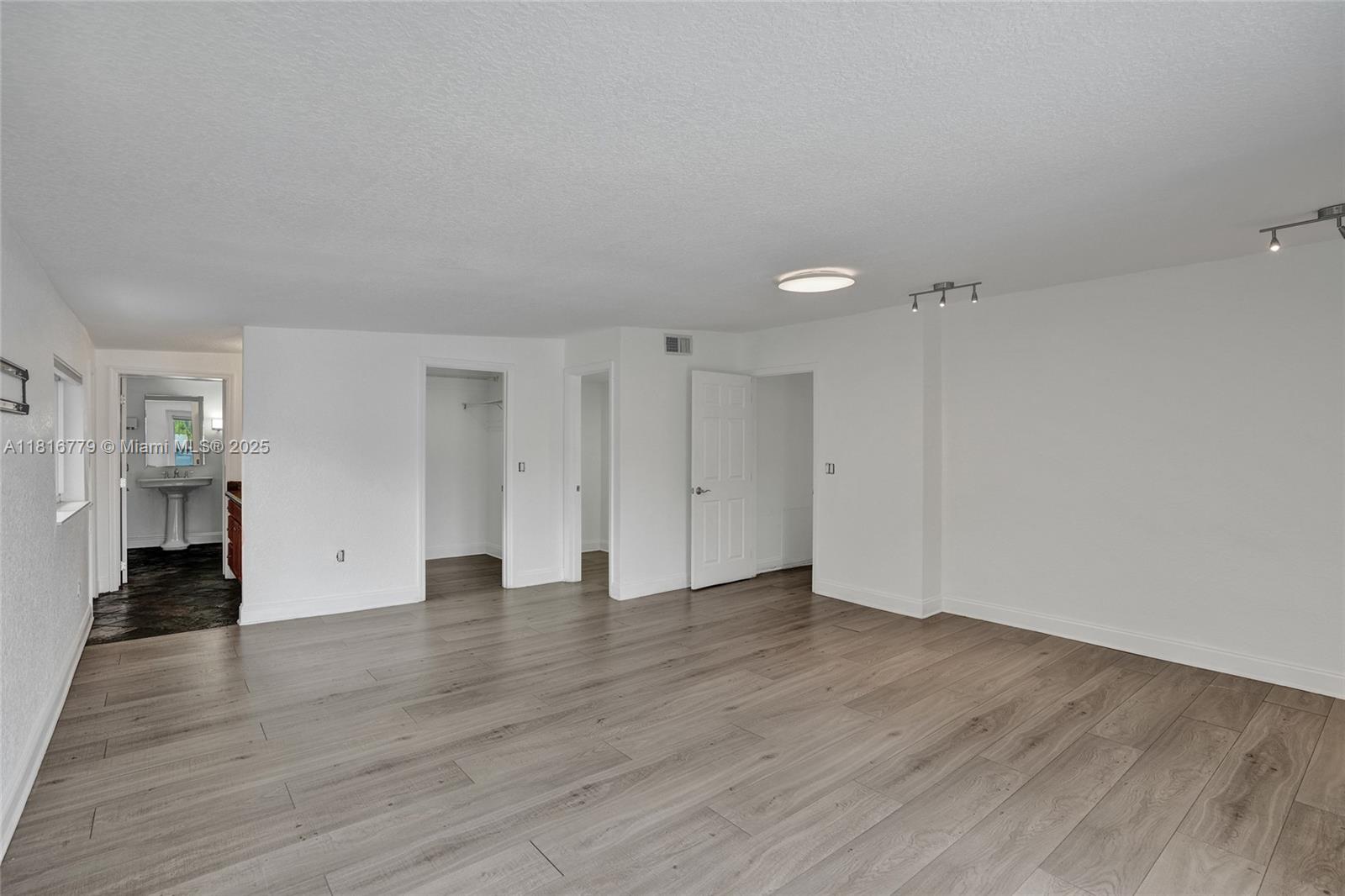 SKY LAKE - Residential