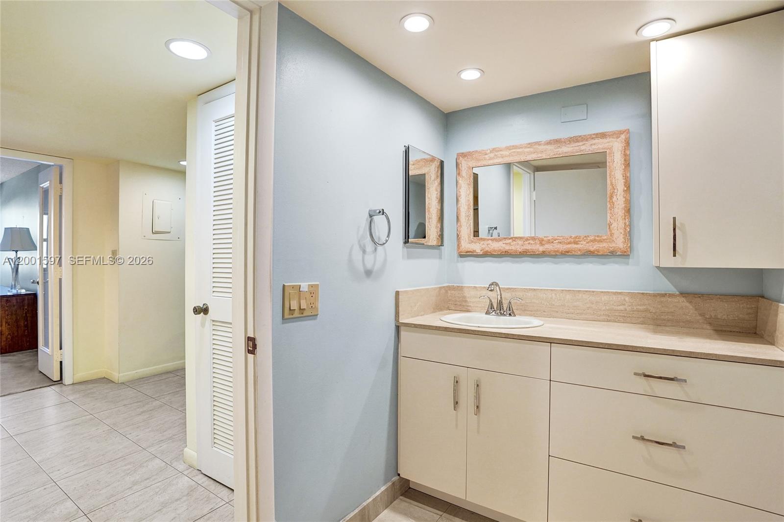 SUMMIT CONDO - Residential