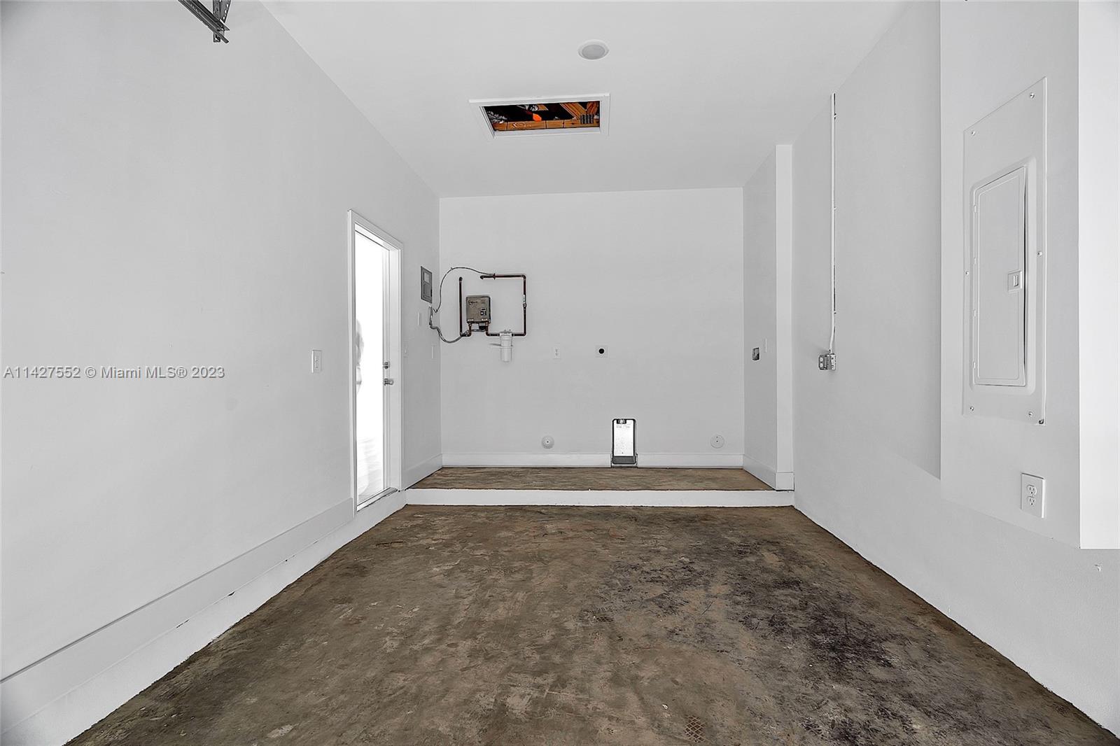 LUXOR HOMES - Residential Lease