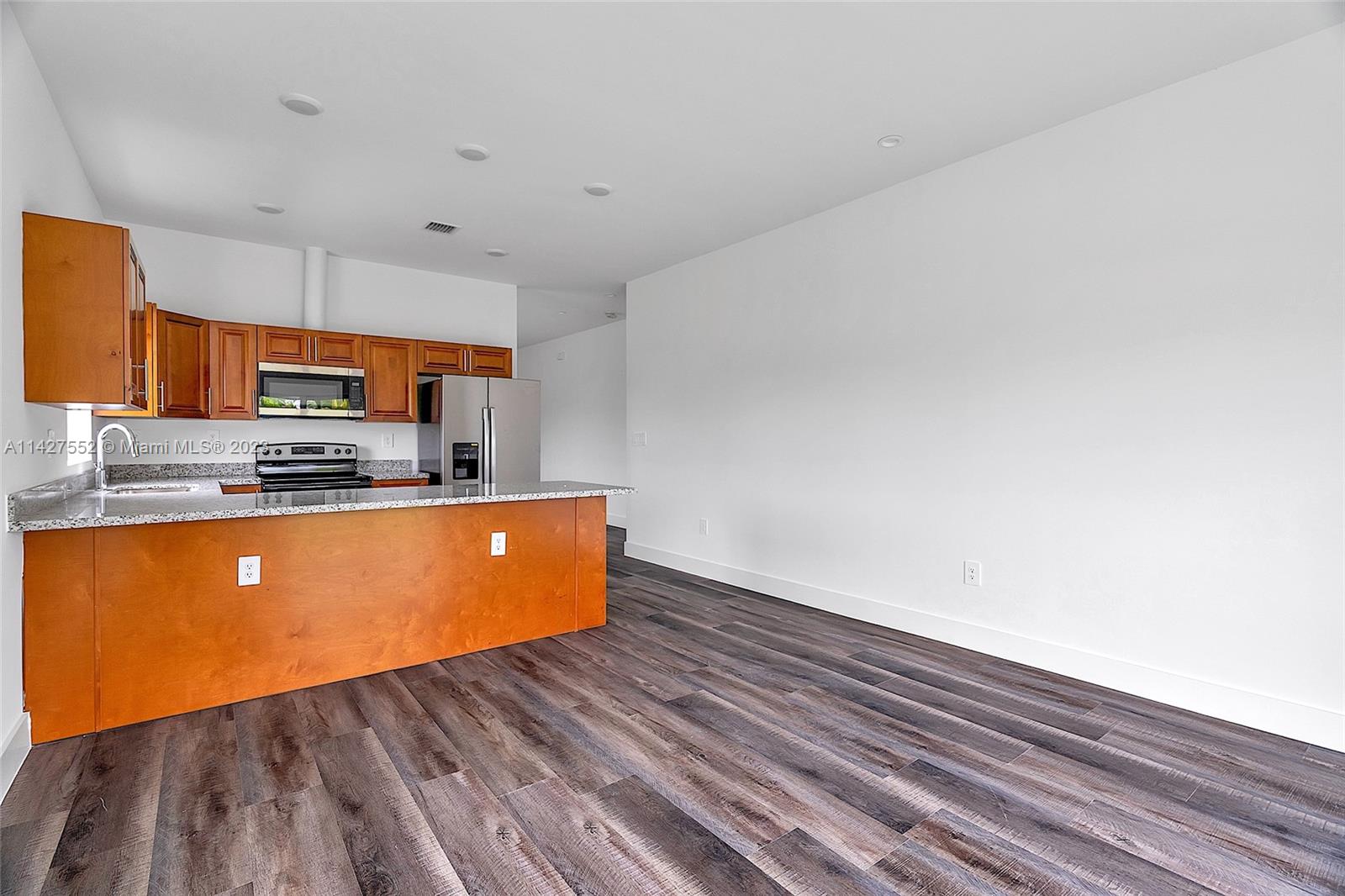 LUXOR HOMES - Residential Lease