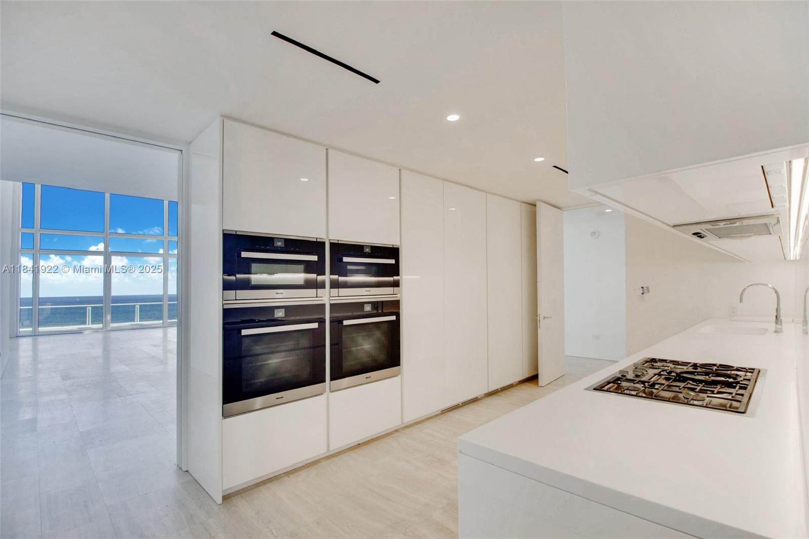 9001 Collins Ave S-PH2