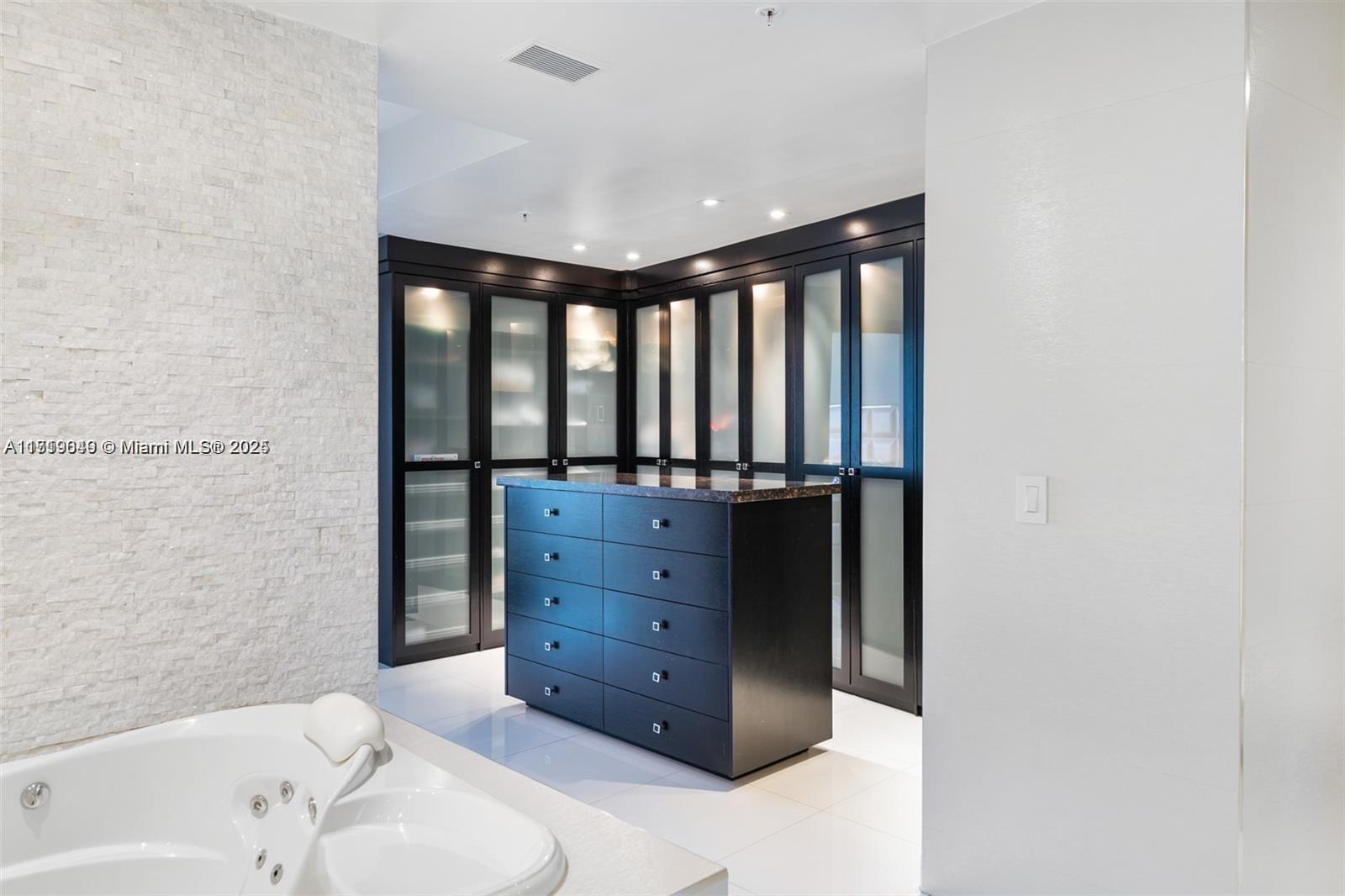 TRUMP ROYALE CONDO - Residential