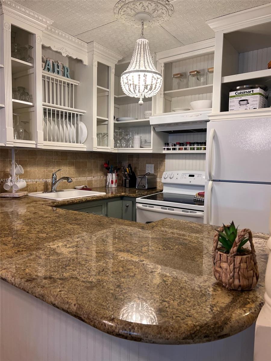 AVAILABLE NOW- UNTIL NOVEMBER 1, 2025. NO YEARLY RENTAL / NO PETS. AMAZING 1 bed/ 1 bath short-term rental located in east Pompano. Completely turn-key furnished rental that includes utilities such as FPL, internet, water & sewer! Complex has a pool and few BBQs. One-time cleaning fee of $150