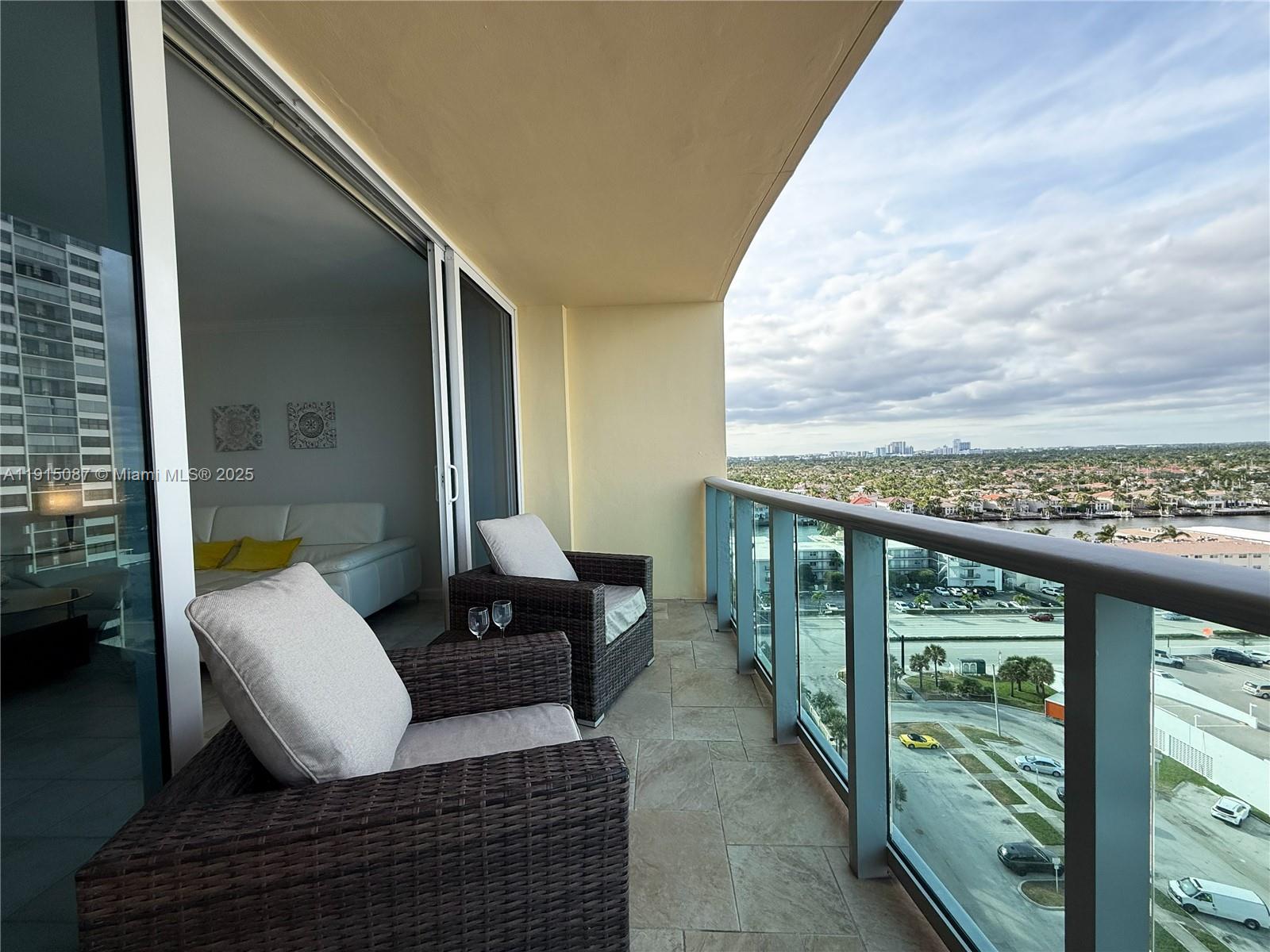 WAVE CONDO - Residential