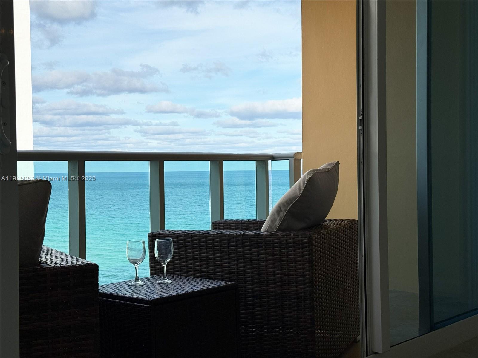 WAVE CONDO - Residential