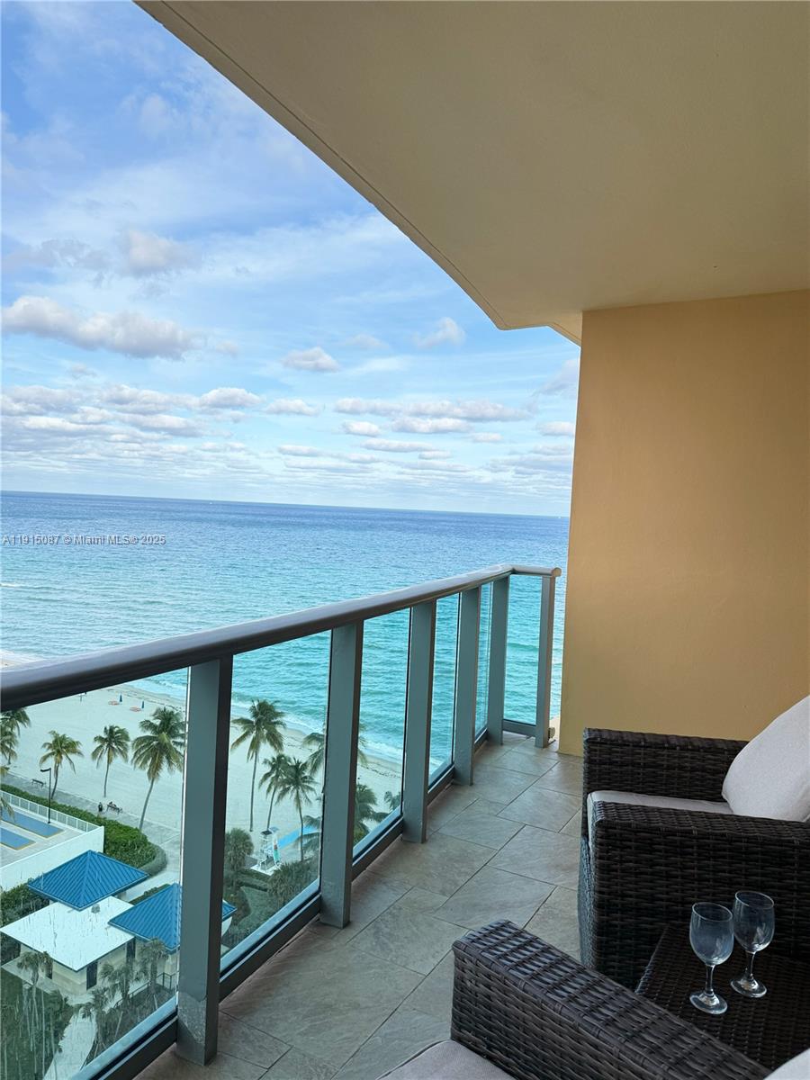 WAVE CONDO - Residential