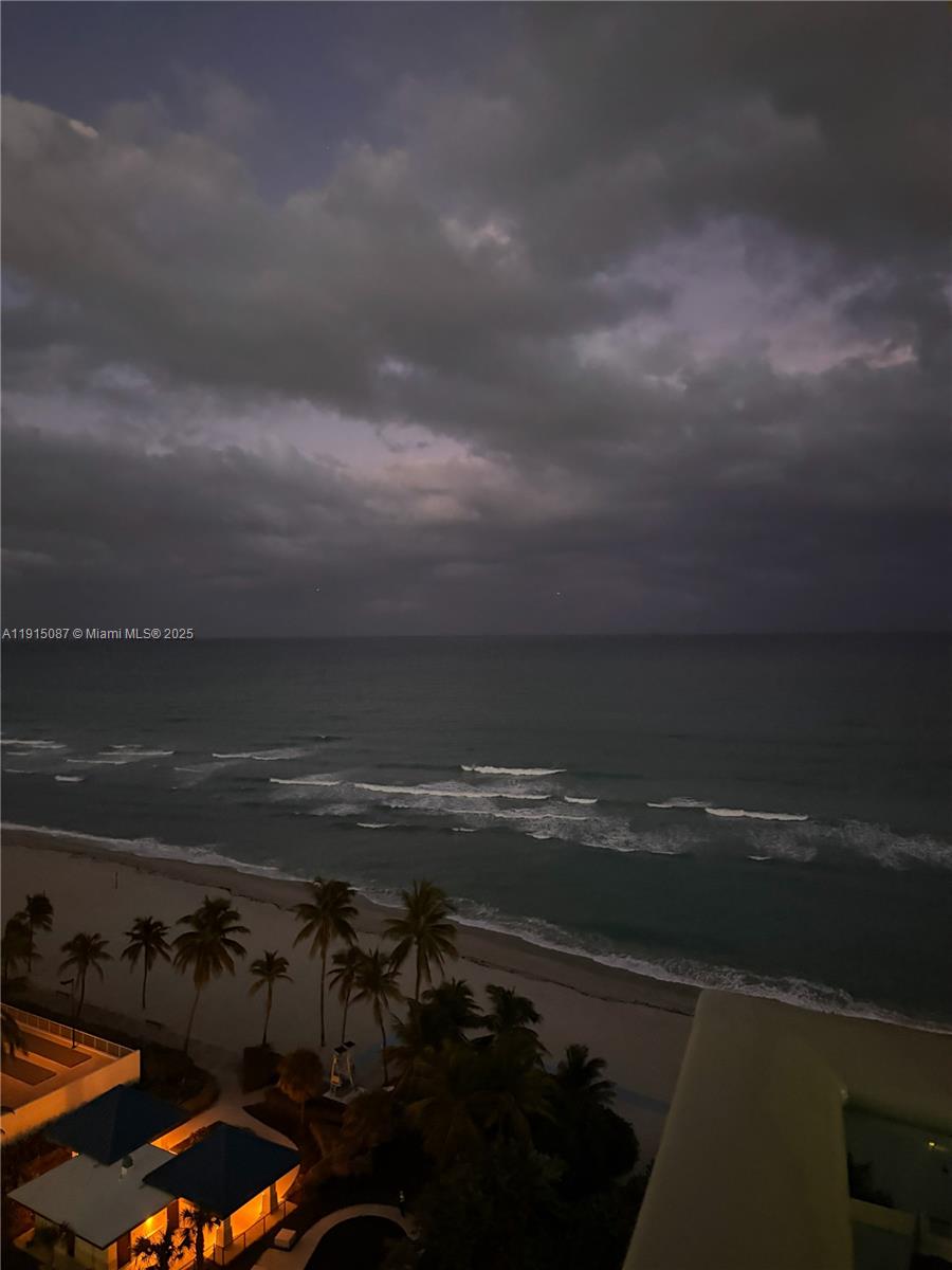 WAVE CONDO - Residential