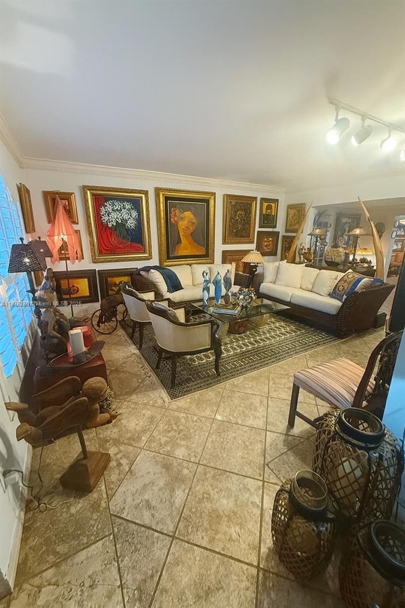 TROPICAL ISLE HOMES SUB 1 - Residential