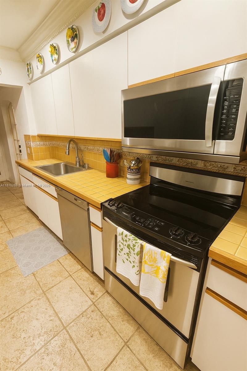 TROPICAL ISLE HOMES SUB 1 - Residential