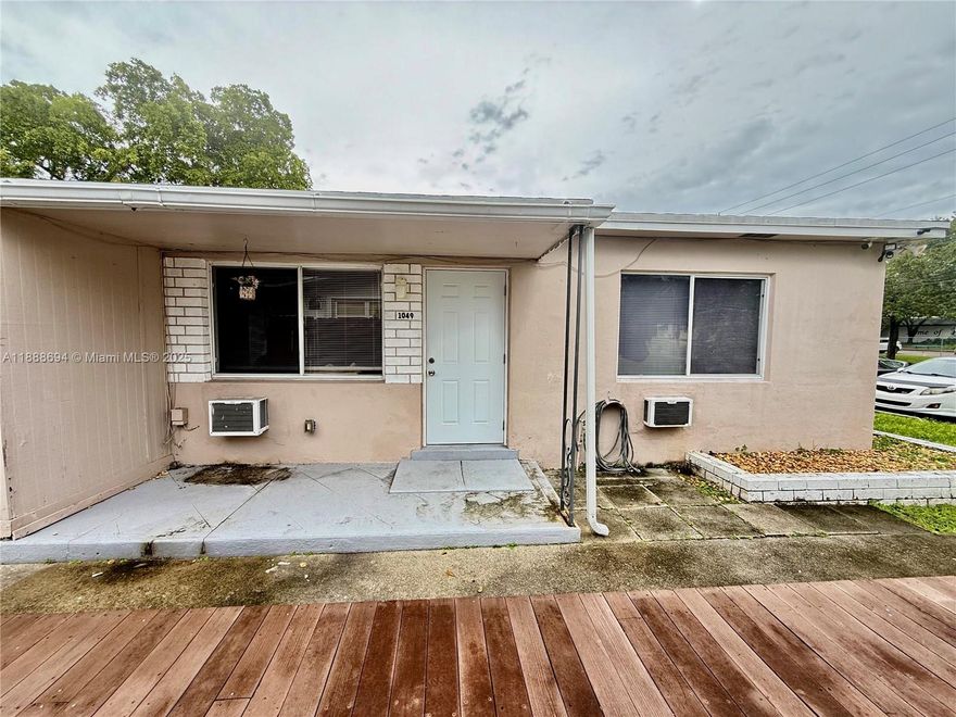 CHARMING DUPLEX FOR RENT IN HALLANDALE BEACH. IT OFFERS 2 BEDROOMS, 1 BATHROOM, PRIVATE FRONT PORCH. VINYL FLOORS IN THE BEDROOMS AND TILE IN THE COMMON AREAS. SEPARATE LAUNDRY ROOM WITH WASHER AND DRYER HOOK UP, YOU MUST BRING YOUR OWN EQUIPMENT, 2 ASSIGNED PARKING SPACES. LOCATION IS GREAT, MINUTES AWAY FROM I-95 AND THE BEACHES. EASY TO SHOW, EASY TO RENT.