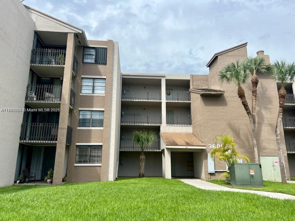 REMODELED APARTMENT WITH 2 BEDROOMS ON THE 1ST FLOOR CLOSE TO THE POOL. CENTRALLY LOCATED BY BIRD ROAD AND 117th AVE BY THE FL TURNPIKE, KENDALL HOSPITAL, AND FIU. ONLY 1 MONTH SECURITY!
EASY TO SHOW