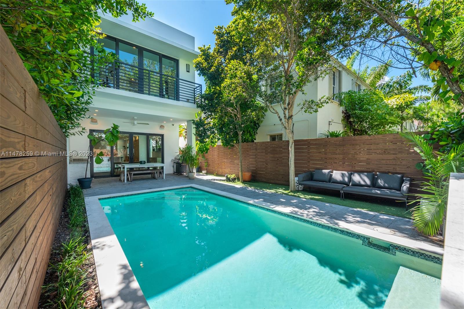 LINCOLN PARK VILLAS CONDO - Residential