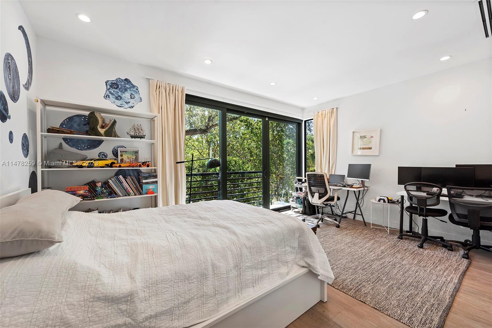 LINCOLN PARK VILLAS CONDO - Residential