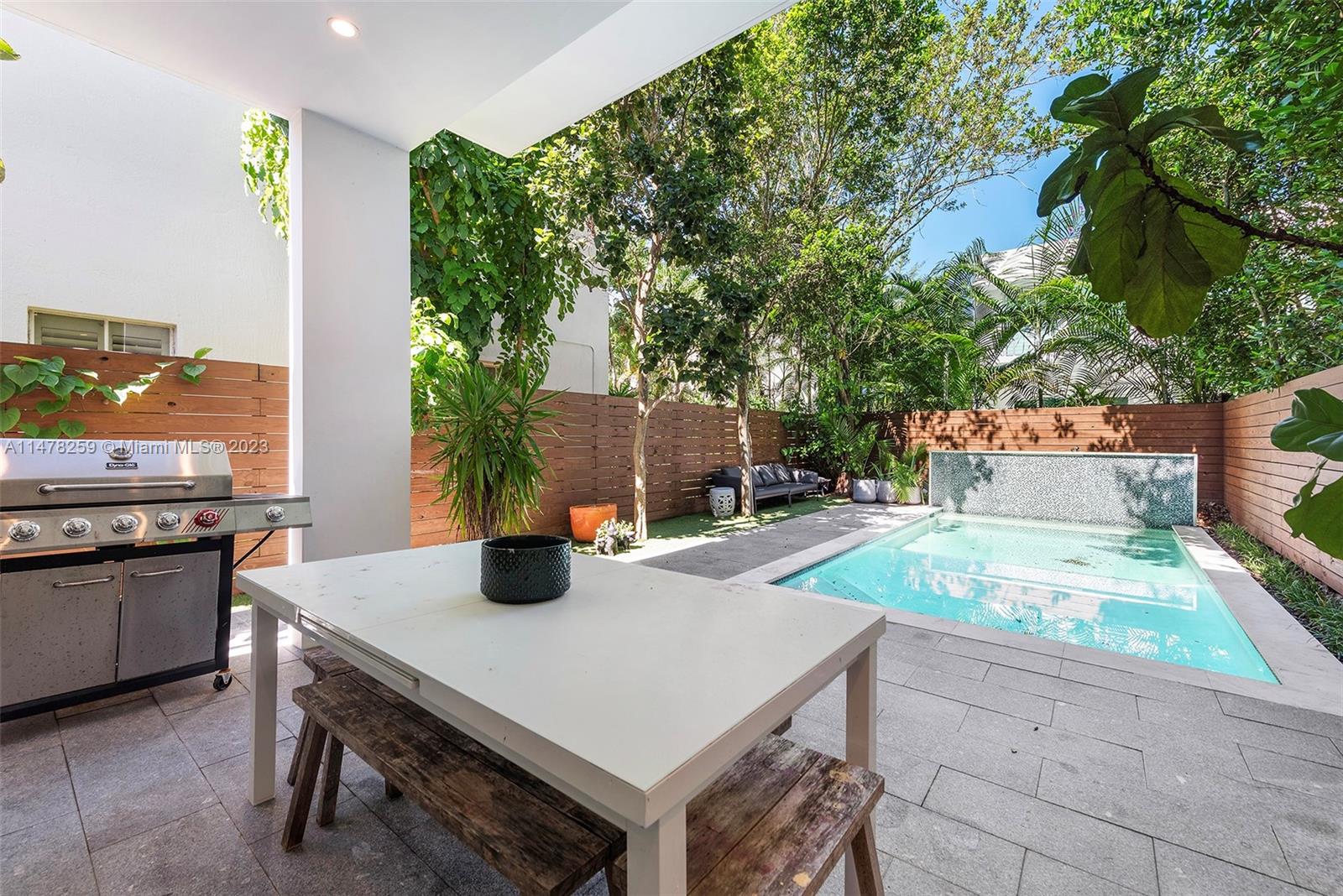 LINCOLN PARK VILLAS CONDO - Residential