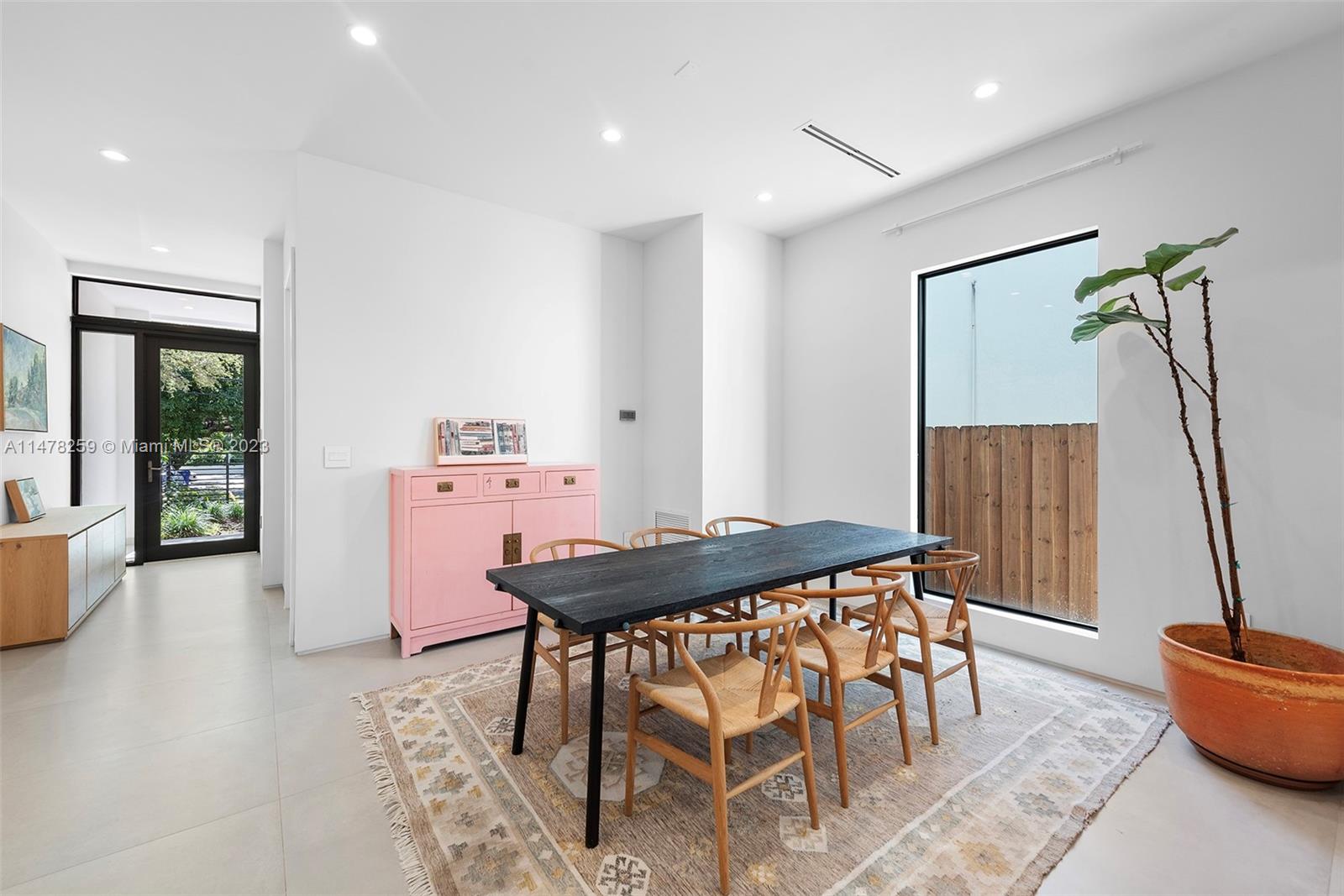 LINCOLN PARK VILLAS CONDO - Residential