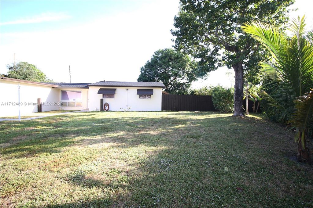 Photo of 401 SW 64th Parkway, Pembroke Pines, FL 33023 (MLS # A11712489)