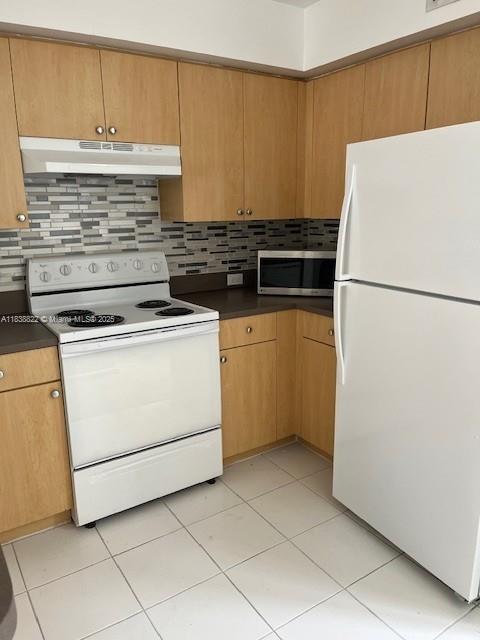 Centrally located gated community in Aventura, ideally located very close to the Aventura mall, supermarkets, restaurants, and parks. Tri-level townhouse 1bedroom/1 bathroom + 1 car garage. Washer/dryer inside the unit. Internet and cable included.
Enjoy top rated schools, and beautifully maintained community with a waterfront pool and serene canal views.
Don't miss this opportunity. Easy to show.