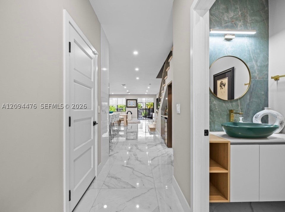 307 SW 10th St