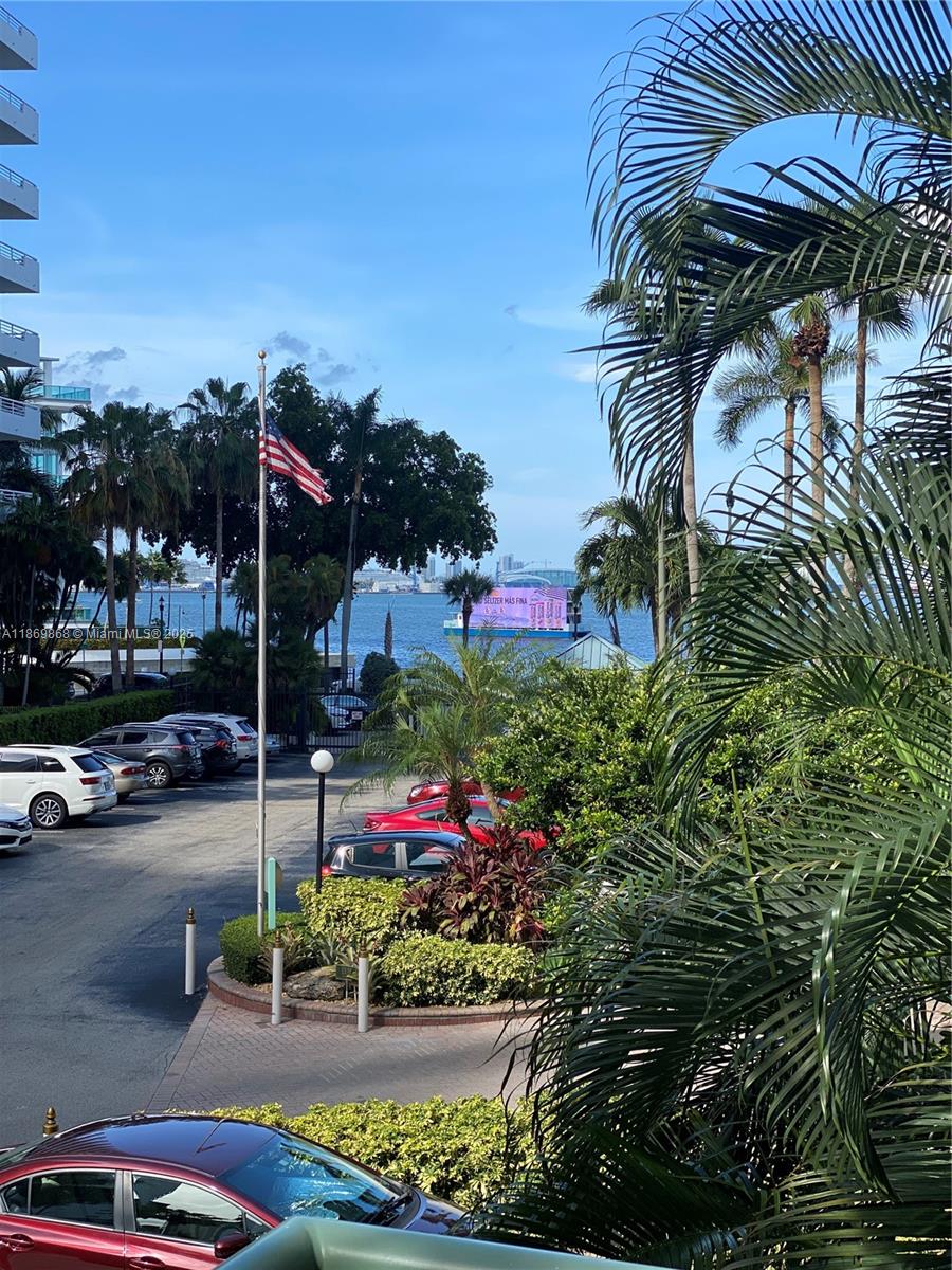 Furnished studio in Brickell Bay with large balcony, water view, garage, 24 hour secutiry, pool, gym, BBQ are. Best price in Brickell, mim 1 year lease