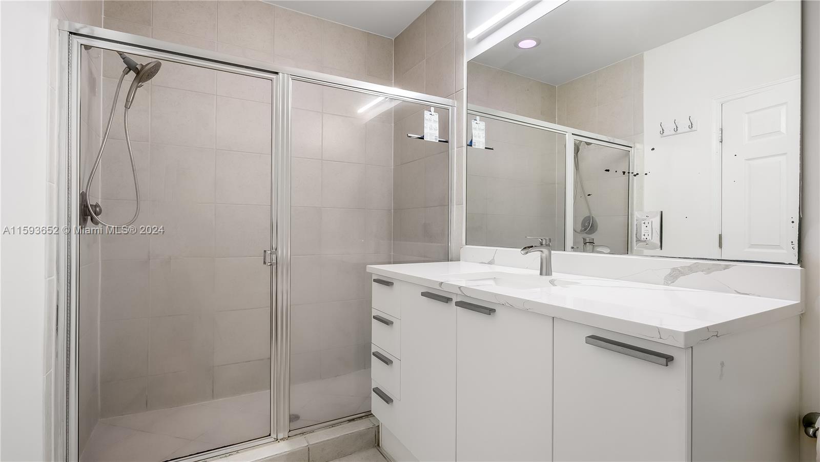 HOLLYWOOD STATION RES CON - Residential Lease