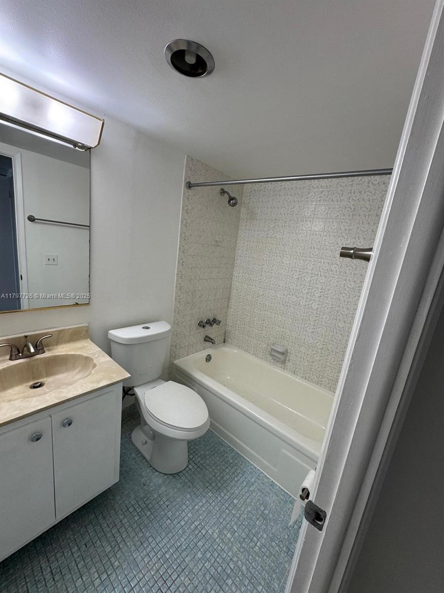 ADMIRALS PORT CONDO WEST - Residential