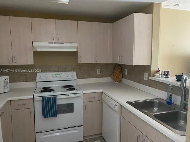 Coral Gables, Florida 33134, United States, 1 Bedroom Bedrooms, ,1 BathroomBathrooms,Residential,Active,38538