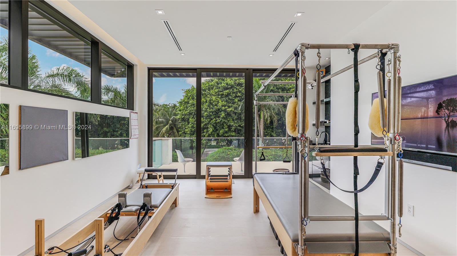 COLLINS MANOR - Residential