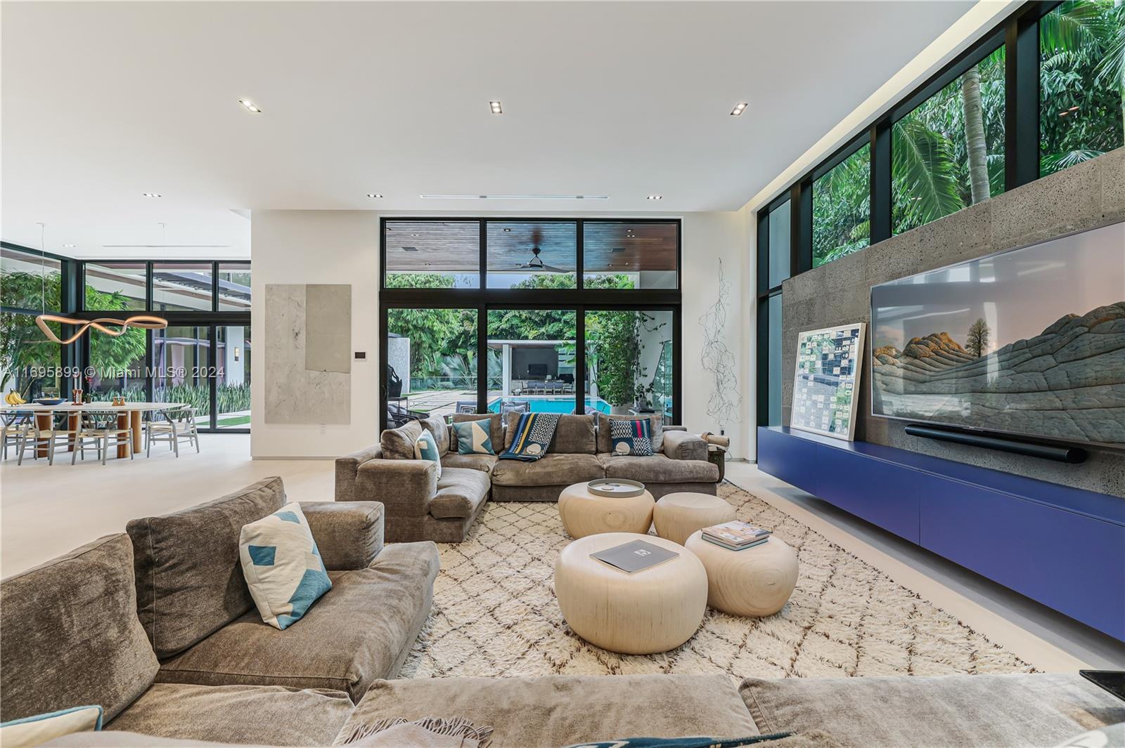 COLLINS MANOR - Residential