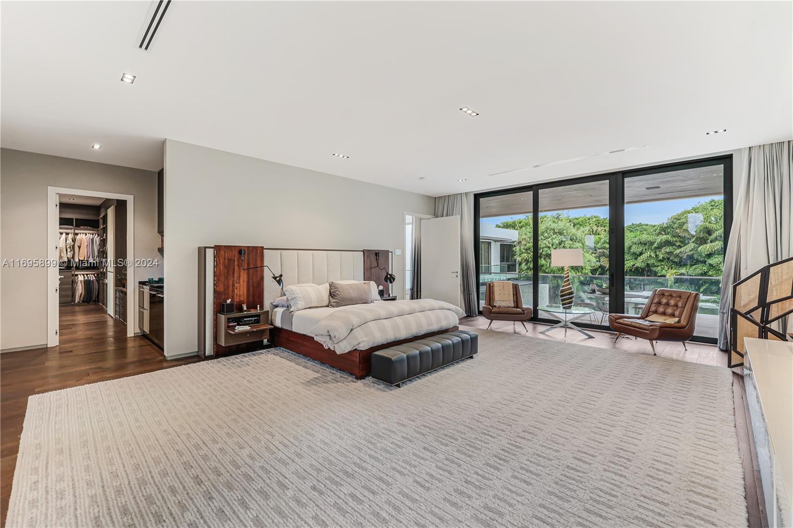 COLLINS MANOR - Residential