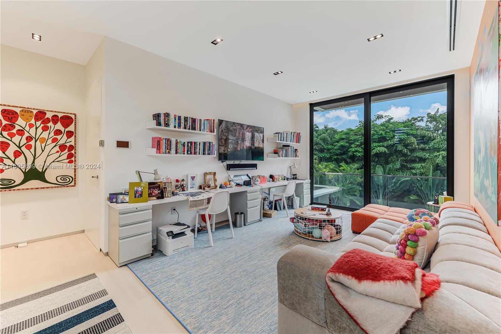 COLLINS MANOR - Residential