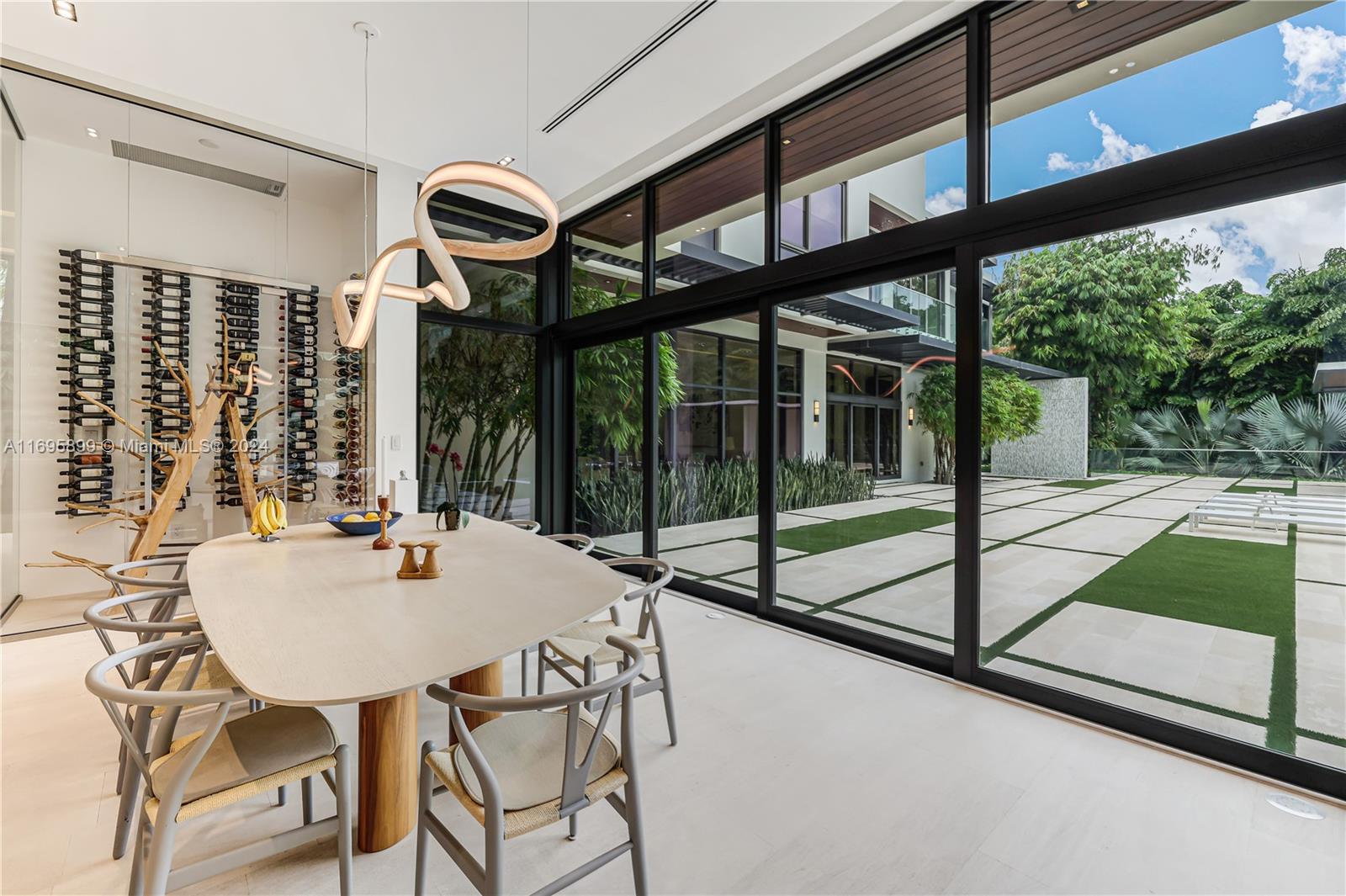 COLLINS MANOR - Residential