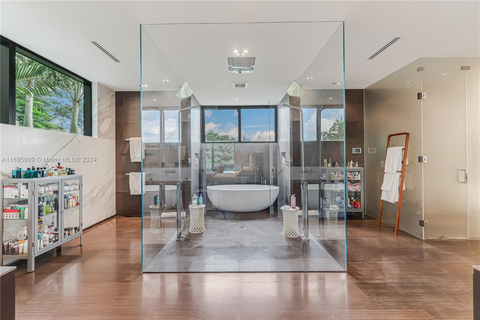COLLINS MANOR - Residential