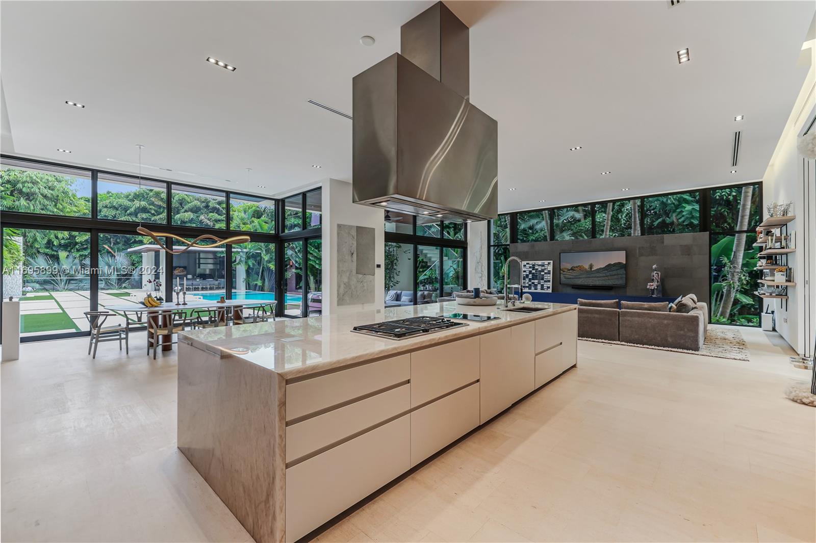 COLLINS MANOR - Residential