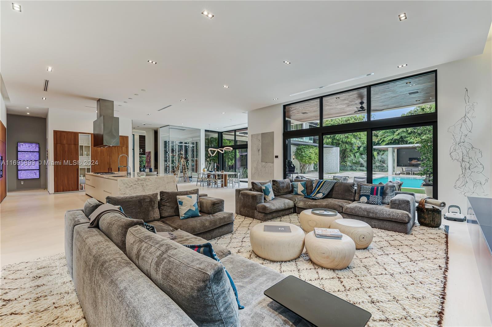 COLLINS MANOR - Residential
