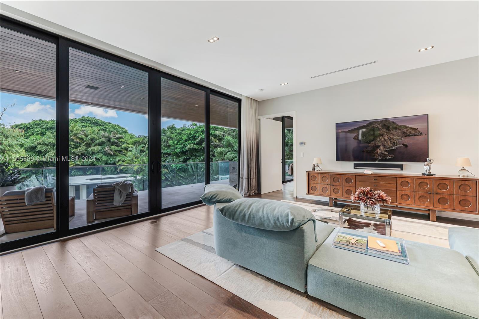 COLLINS MANOR - Residential