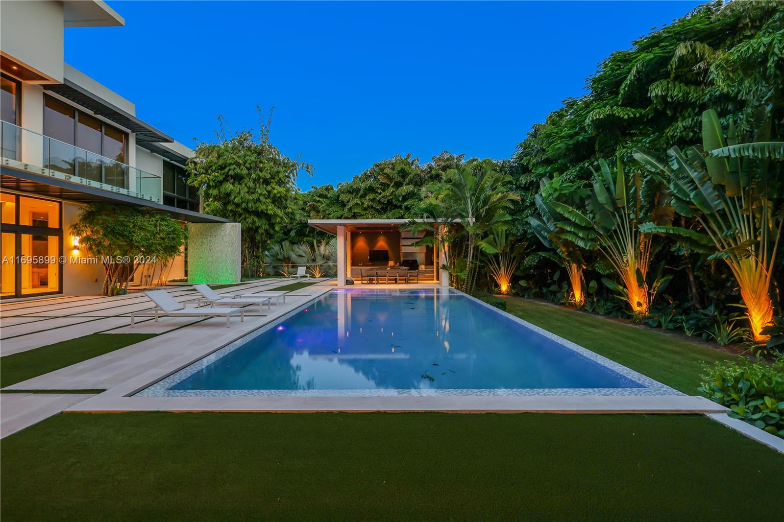 COLLINS MANOR - Residential