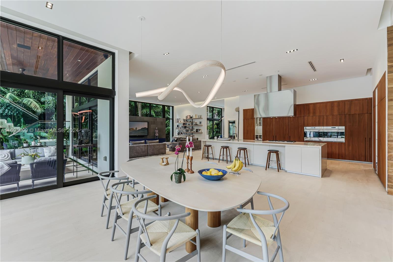 COLLINS MANOR - Residential