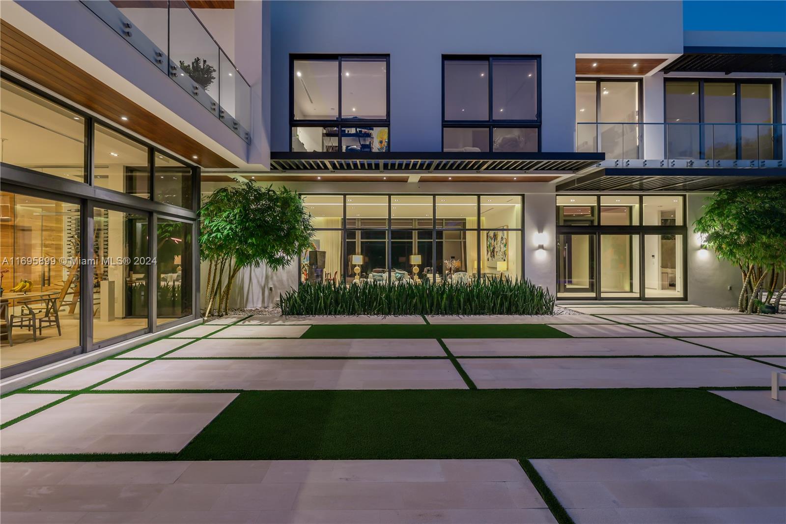 COLLINS MANOR - Residential