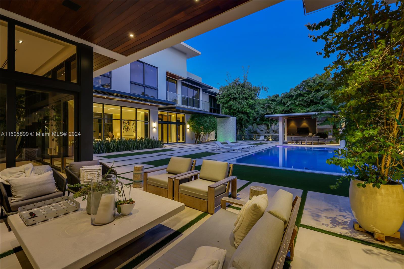 COLLINS MANOR - Residential