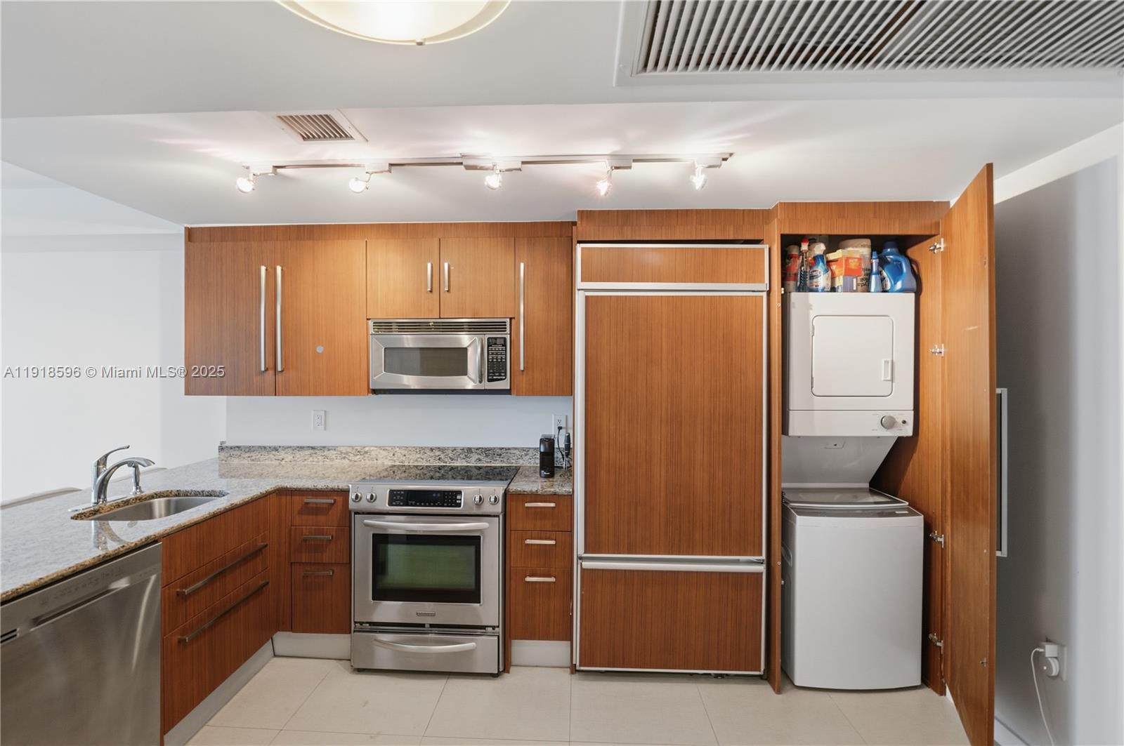 HARBOUR HOUSE - Residential